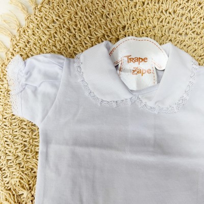 body branco manga curta com gola rendada com pérolas 